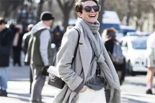 灰色衣服顯白嗎 搭配非常重要 灰色衣服顯白嗎 搭配非常重要