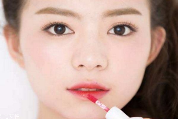 什么顏色的口紅接近唇色 接近唇色的口紅顏色 什么顏色的口紅接近唇色 接近唇色的口紅顏色