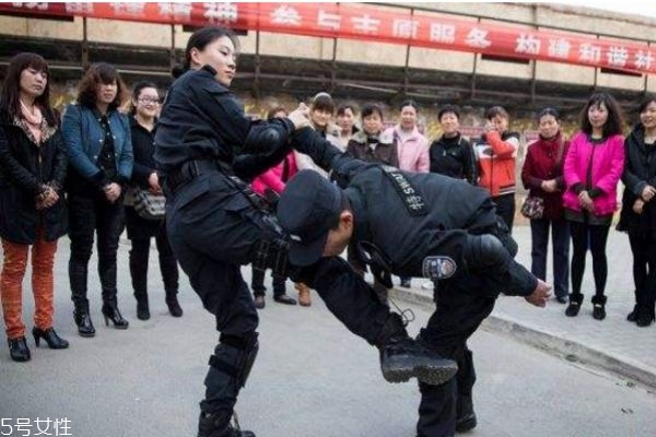 女生用什么防身好 女生包里放什么防身 女生用什么防身好 女生包里放什么防身