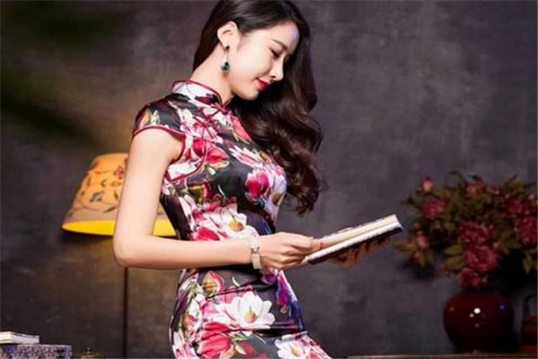 穿旗袍配什么發(fā)型 旗袍盤(pán)發(fā)教程 穿旗袍配什么發(fā)型 旗袍盤(pán)發(fā)教程