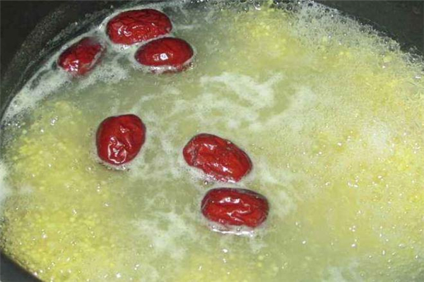 紅棗小米粥的做法 美容養(yǎng)顏首選 紅棗小米粥的做法 美容養(yǎng)顏首選