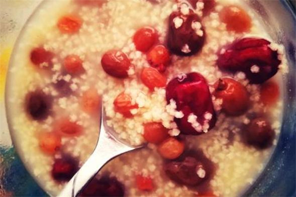 紅棗小米粥的做法 美容養(yǎng)顏首選 紅棗小米粥的做法 美容養(yǎng)顏首選