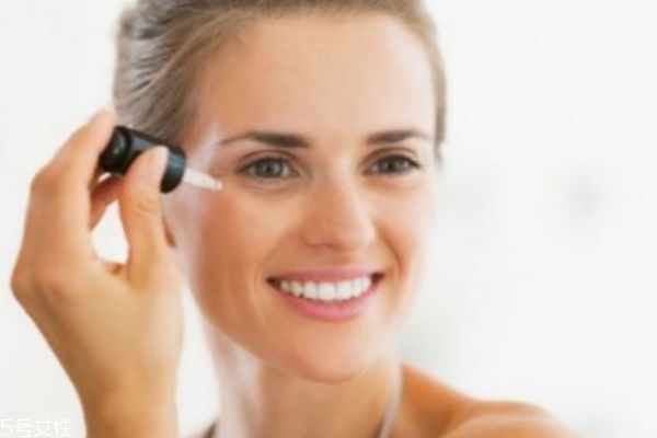 眼部精華液和眼霜有什么不同 眼霜和眼部精華液的區(qū)別 眼部精華液和眼霜有什么不同 眼霜和眼部精華液的區(qū)別