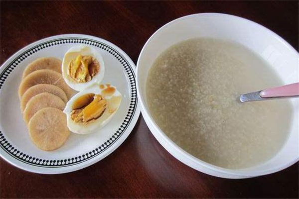 小米粥煮雞蛋的做法 步驟很簡單 小米粥煮雞蛋的做法 步驟很簡單