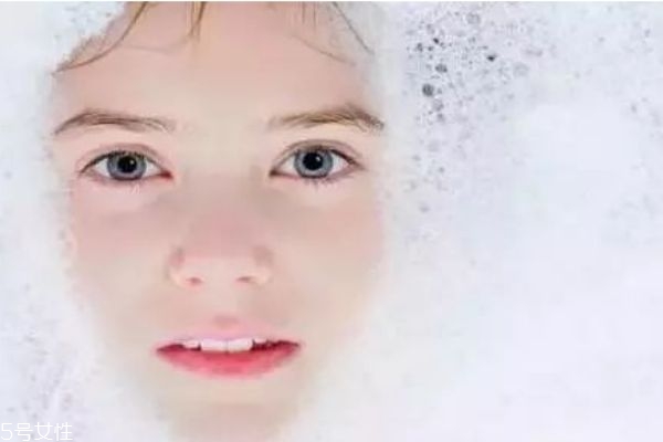 灌膚和水療的區(qū)別 功效不一樣 灌膚和水療的區(qū)別 功效不一樣