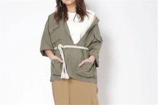 卡其色裙子配什么上衣 日系風(fēng)格混搭技巧 卡其色裙子配什么上衣 日系風(fēng)格混搭技巧