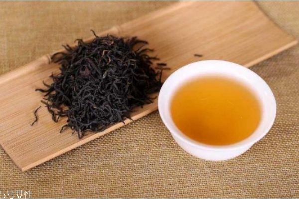 正山小種屬于巖茶么 如何鑒別正山小種的優(yōu)劣 正山小種屬于巖茶么 如何鑒別正山小種的優(yōu)劣