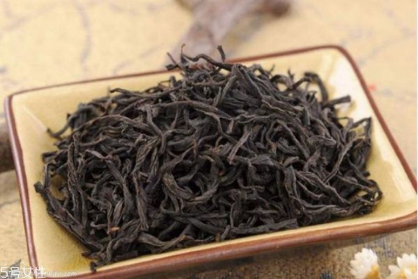 正山小種屬于巖茶么 如何鑒別正山小種的優(yōu)劣 正山小種屬于巖茶么 如何鑒別正山小種的優(yōu)劣