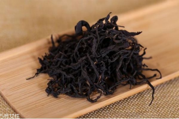 正山小種屬于巖茶么 如何鑒別正山小種的優(yōu)劣 正山小種屬于巖茶么 如何鑒別正山小種的優(yōu)劣