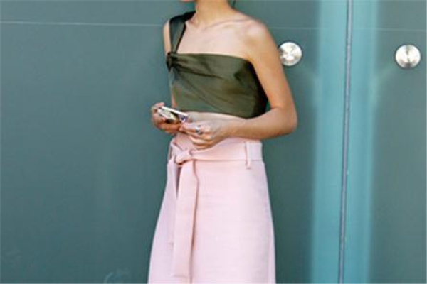 墨綠色配什么顏色好看 墨綠色衣服搭配技巧 墨綠色配什么顏色好看 墨綠色衣服搭配技巧