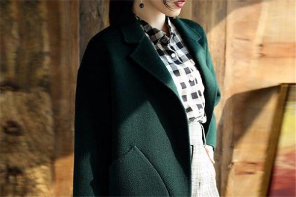 墨綠色衣服顯黑嗎 學(xué)會(huì)搭配很關(guān)鍵 墨綠色衣服顯黑嗎 學(xué)會(huì)搭配很關(guān)鍵