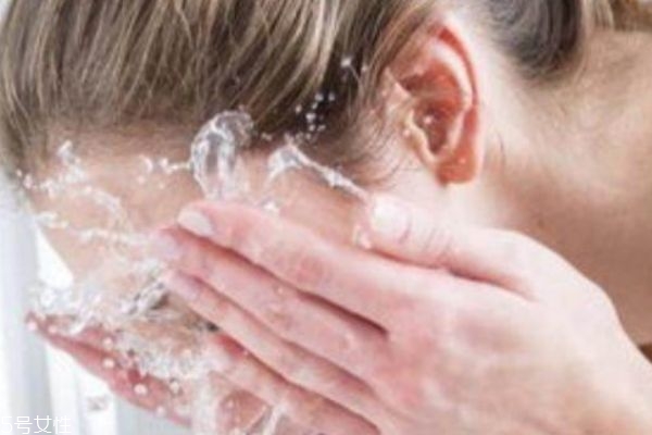 茶葉洗臉有什么好處 有這4大好處 茶葉洗臉有什么好處 有這4大好處