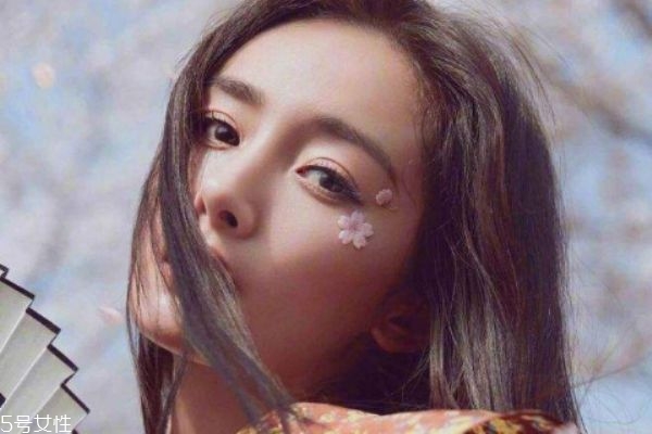 櫻花妝怎么畫 最流行的櫻花妝容 櫻花妝怎么畫 最流行的櫻花妝容
