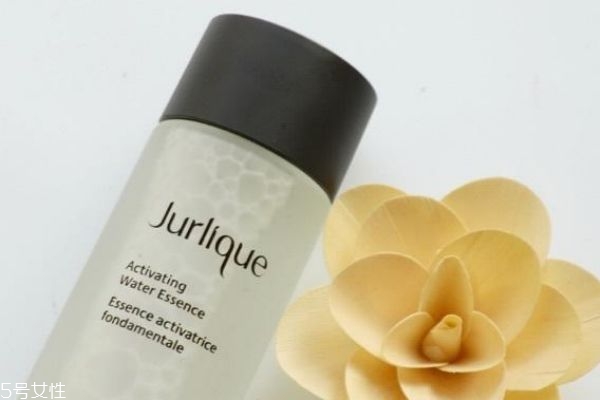 茱莉蔻精華水使用順序 可以和玫瑰水搭配使用 茱莉蔻精華水使用順序 可以和玫瑰水搭配使用