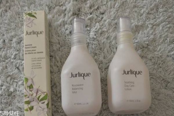 茱莉蔻精華水使用順序 可以和玫瑰水搭配使用 茱莉蔻精華水使用順序 可以和玫瑰水搭配使用