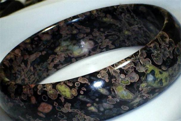 梅花玉手鐲價(jià)格 和等級有關(guān) 梅花玉手鐲價(jià)格 和等級有關(guān)