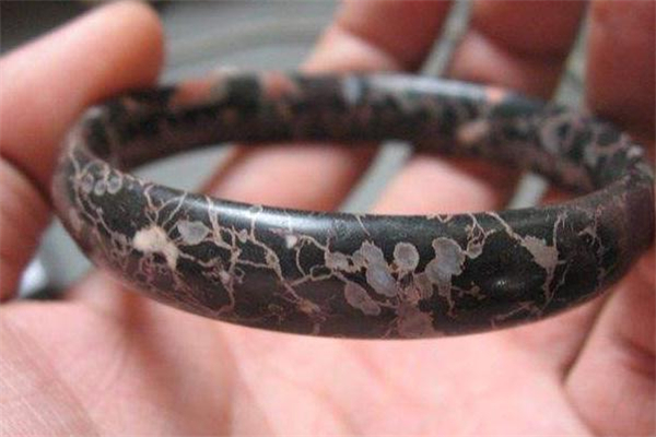 梅花玉手鐲什么樣的好 梅花玉選購標準 梅花玉手鐲什么樣的好 梅花玉選購標準