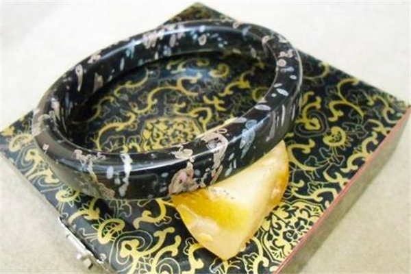 梅花玉手鐲什么樣的好 梅花玉選購標準 梅花玉手鐲什么樣的好 梅花玉選購標準