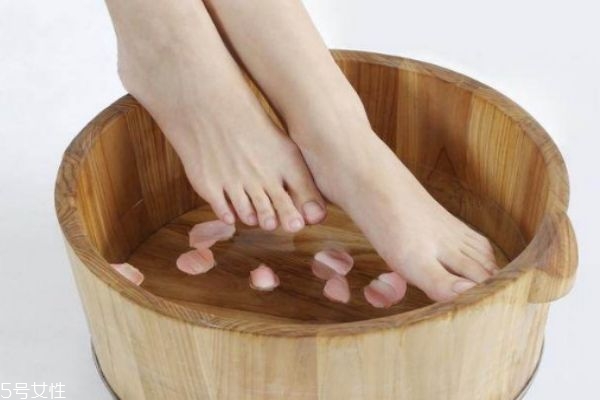 用茶葉泡腳有什么好處 小茶葉大用處 用茶葉泡腳有什么好處 小茶葉大用處
