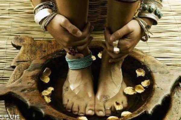 茶葉水泡腳能去腳臭嗎 茶葉泡腳的正確方法 茶葉水泡腳能去腳臭嗎 茶葉泡腳的正確方法