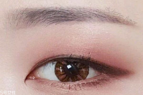 單眼皮用什么顏色眼影 適合單眼皮的眼影 單眼皮用什么顏色眼影 適合單眼皮的眼影