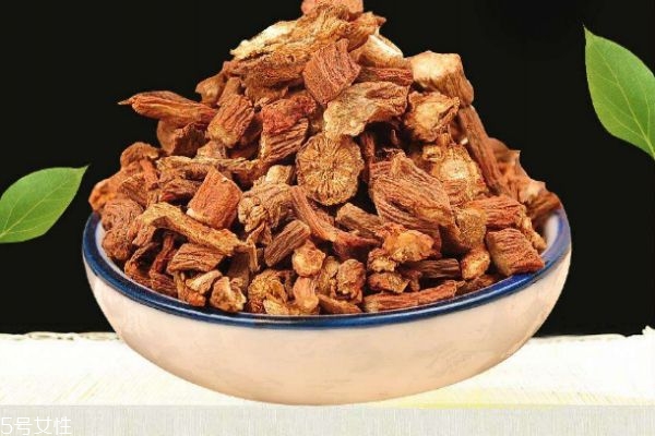 丹參泡水喝的好處 丹參的功效與作用 丹參泡水喝的好處 丹參的功效與作用