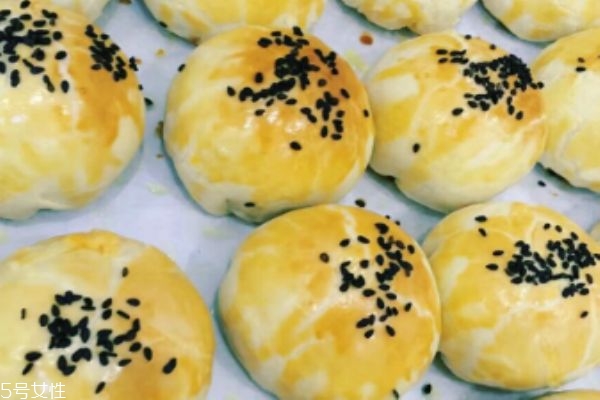 蛋黃酥是月餅嗎 蛋黃酥和月餅有這些區(qū)別 蛋黃酥是月餅嗎 蛋黃酥和月餅有這些區(qū)別