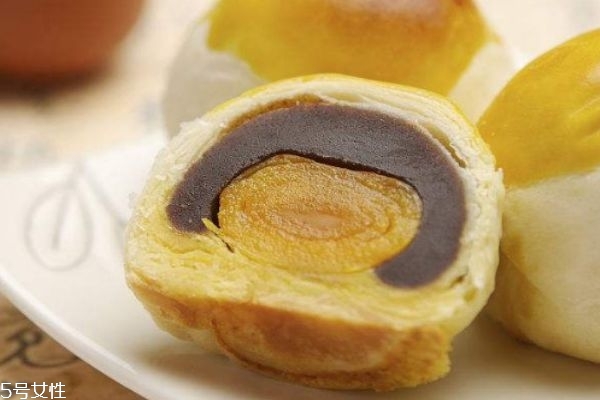 蛋黃酥為什么烤出來很軟 蛋黃酥的烘烤時(shí)間 蛋黃酥為什么烤出來很軟 蛋黃酥的烘烤時(shí)間