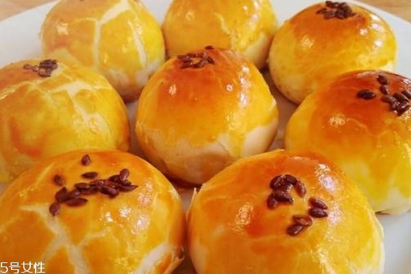 蛋黃酥為什么烤出來很軟 蛋黃酥的烘烤時(shí)間 蛋黃酥為什么烤出來很軟 蛋黃酥的烘烤時(shí)間