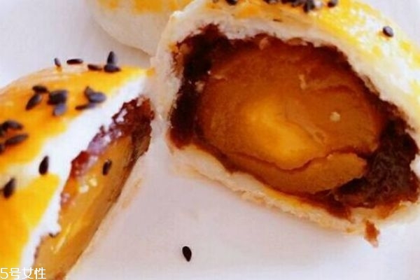 蛋黃酥為什么烤出來很軟 蛋黃酥的烘烤時(shí)間 蛋黃酥為什么烤出來很軟 蛋黃酥的烘烤時(shí)間