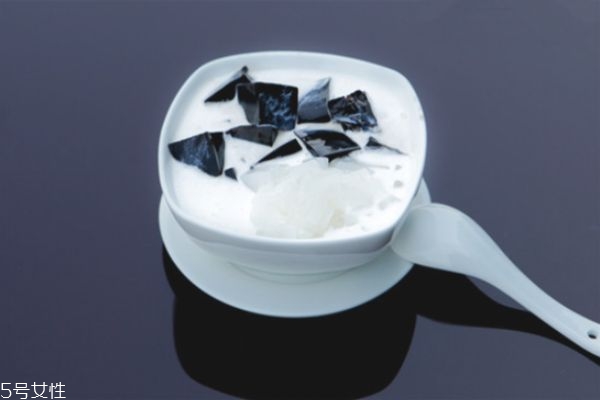 龜苓膏一次吃多少比較好 吃龜苓膏的注意事項(xiàng) 龜苓膏一次吃多少比較好 吃龜苓膏的注意事項(xiàng)