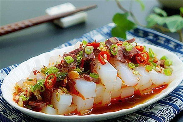 做涼粉水和粉的比例 放多少水很關(guān)鍵 做涼粉水和粉的比例 放多少水很關(guān)鍵