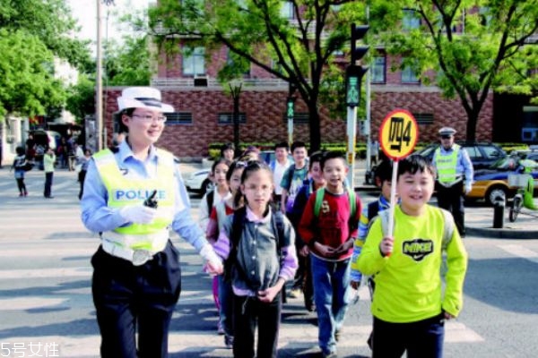 怎樣教育孩子遵守交通規(guī)則 怎樣教育孩子遵守交通規(guī)則