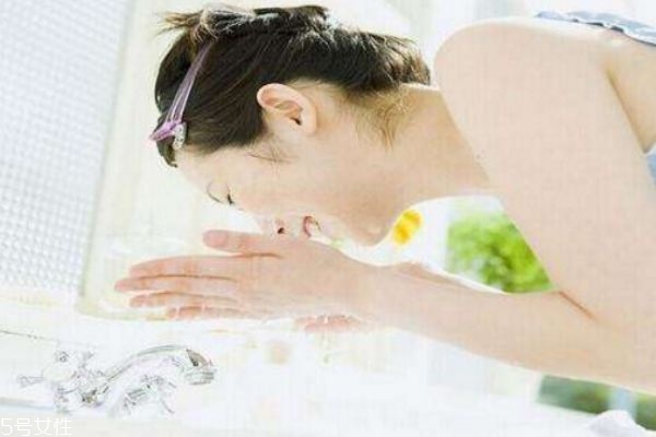 用什么洗臉可以祛斑 洗臉應(yīng)該注意什么 用什么洗臉可以祛斑 洗臉應(yīng)該注意什么