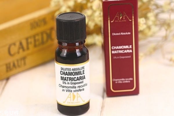 洋甘菊精華液怎么使用 洋甘菊精華液的功效與作用 洋甘菊精華液怎么使用 洋甘菊精華液的功效與作用