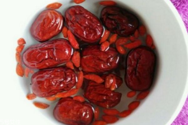 紅棗泡水什么時(shí)候喝最好 紅棗泡水喝的好處 紅棗泡水什么時(shí)候喝最好 紅棗泡水喝的好處