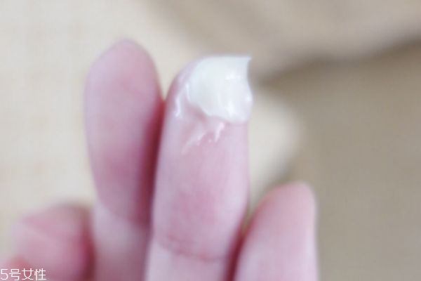 蘭蔻菁純眼霜有幾種 兩款眼霜的區(qū)別 蘭蔻菁純眼霜有幾種 兩款眼霜的區(qū)別