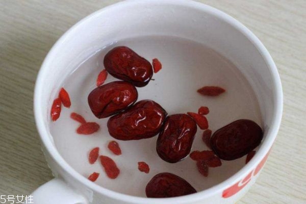 紅棗泡水什么時(shí)候喝最好 紅棗泡水喝的好處 紅棗泡水什么時(shí)候喝最好 紅棗泡水喝的好處