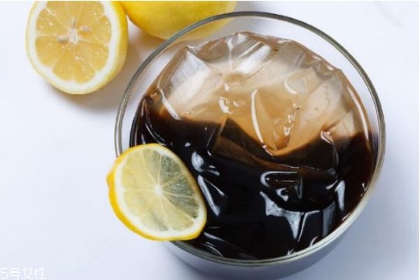 來月經(jīng)可以吃燒仙草嗎 燒仙草吃多了有什么壞處 來月經(jīng)可以吃燒仙草嗎 燒仙草吃多了有什么壞處