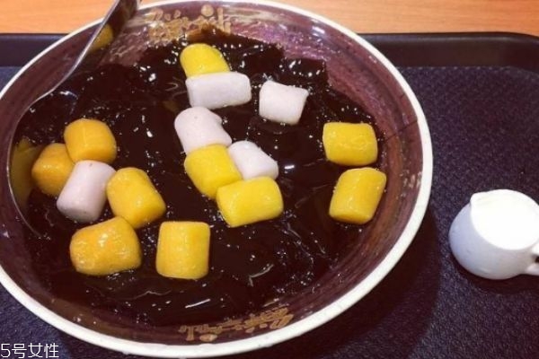 來月經(jīng)可以吃燒仙草嗎 燒仙草吃多了有什么壞處 來月經(jīng)可以吃燒仙草嗎 燒仙草吃多了有什么壞處