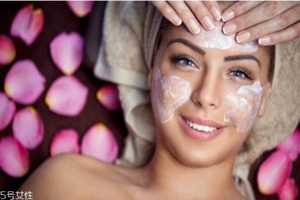 早上起來敷面膜好嗎 早上敷面膜的最佳時(shí)間 早上起來敷面膜好嗎 早上敷面膜的最佳時(shí)間