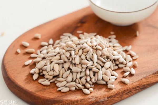 瓜子仁的功效與作用 瓜子仁的營養(yǎng)價值 瓜子仁的功效與作用 瓜子仁的營養(yǎng)價值