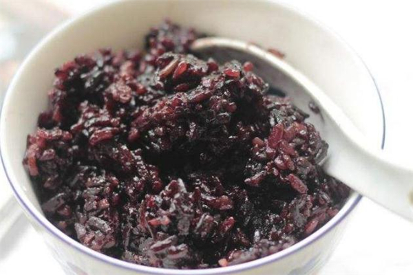 紫米粥的做法 養(yǎng)生人士的最愛(ài) 紫米粥的做法 養(yǎng)生人士的最愛(ài)