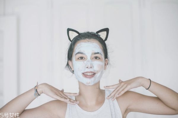 早上起來敷面膜好嗎 早上敷面膜的最佳時(shí)間 早上起來敷面膜好嗎 早上敷面膜的最佳時(shí)間