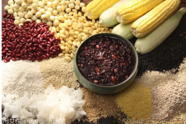 血?dú)獠蛔愠允裁囱a(bǔ)血效果最好 燉什么湯補(bǔ)血養(yǎng)顏 血?dú)獠蛔愠允裁囱a(bǔ)血效果最好 燉什么湯補(bǔ)血養(yǎng)顏