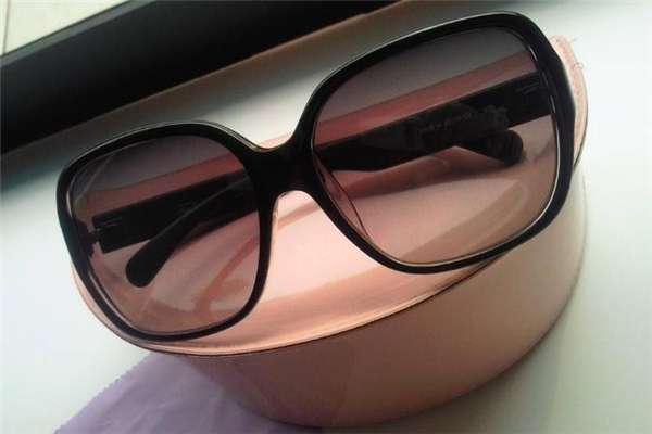 菲拉格慕太陽(yáng)鏡真假鑒定 從細(xì)節(jié)辨認(rèn) 菲拉格慕太陽(yáng)鏡真假鑒定 從細(xì)節(jié)辨認(rèn)