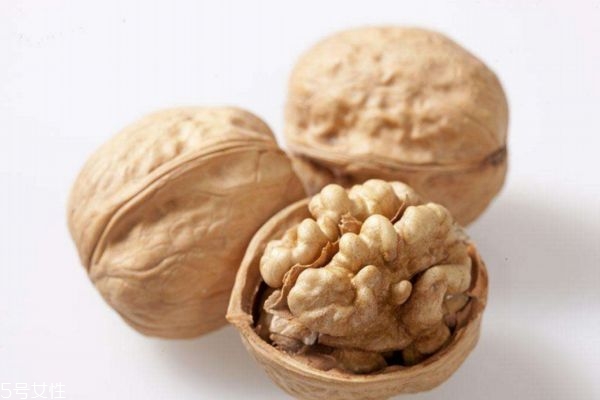 核桃里面的薄皮泡水喝有什么功效 核桃內(nèi)皮泡水的功效 核桃里面的薄皮泡水喝有什么功效 核桃內(nèi)皮泡水的功效