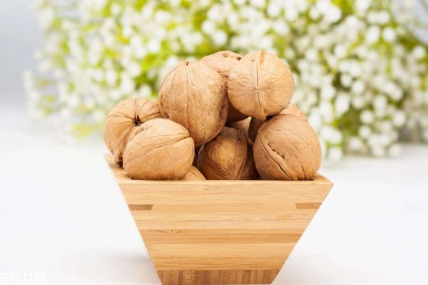 怎么區(qū)別紙皮核桃和薄皮核桃 紙皮核桃是生的還是熟的 怎么區(qū)別紙皮核桃和薄皮核桃 紙皮核桃是生的還是熟的