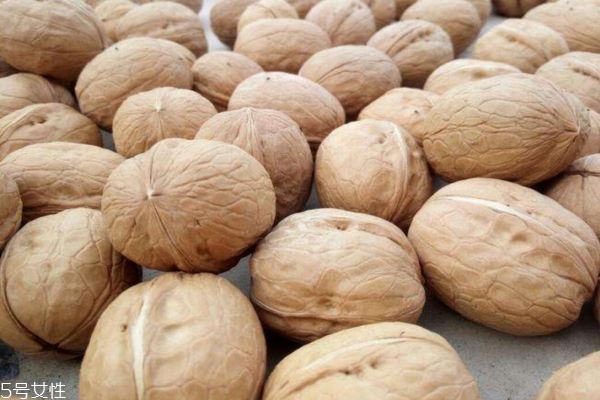 怎樣辨別核桃是生的還是熟的 挑選核桃的方法 怎樣辨別核桃是生的還是熟的 挑選核桃的方法