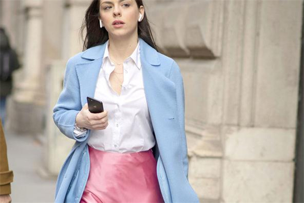 緞面半裙怎么搭上衣 緞面半身裙搭配攻略 緞面半裙怎么搭上衣 緞面半身裙搭配攻略